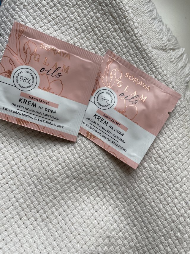 Soraya Glam Oils, Krem do twarzy, Na dzień, Nawilżający, Kwiat brzoskwini, olejek migdałowy, Do cery normalnej i mieszanej