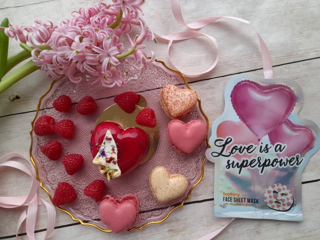 Maska w płachcie Love is a superpower z Actiona