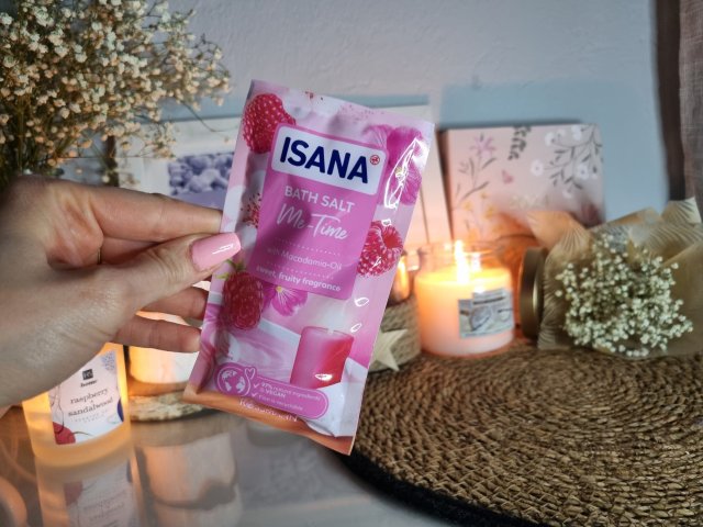 Isana Sól do kąpieli, Me-Time, Zapach malin i olejku macadamia