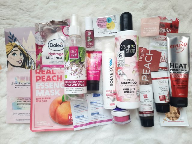 Denkowanie część druga :) Grudzień, kosmetyki w świątecznych opakowaniach lub w świątecznych kolorach: czerwonym, zielonym i złotym 