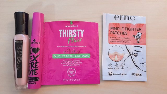 Denkowanie część druga :) Grudzień, kosmetyki w świątecznych opakowaniach lub w świątecznych kolorach: czerwonym, zielonym i złotym 