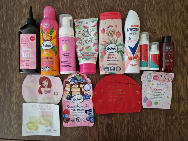 Denkowanie część druga :) Grudzień, kosmetyki w świątecznych opakowaniach lub w świątecznych kolorach: czerwonym, zielonym i złotym 