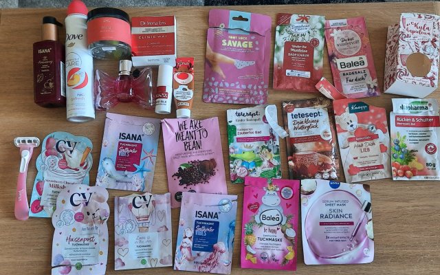 Denkowanie część druga :) Grudzień, kosmetyki w świątecznych opakowaniach lub w świątecznych kolorach: czerwonym, zielonym i złotym 