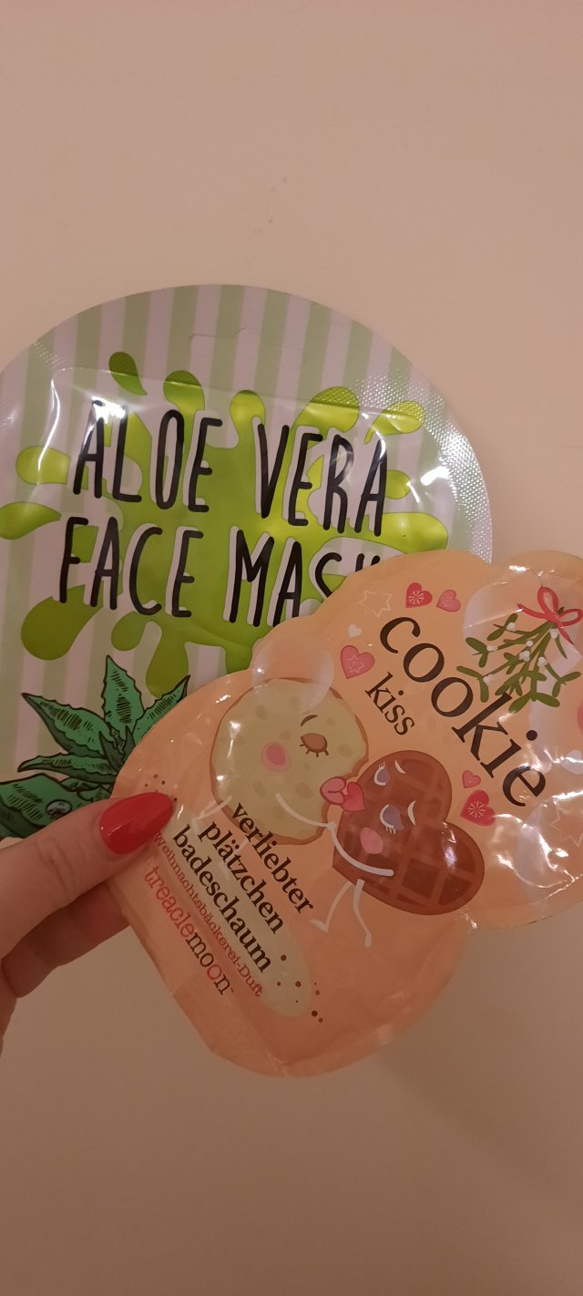 Denkowanie część druga :) Grudzień, kosmetyki w świątecznych opakowaniach lub w świątecznych kolorach: czerwonym, zielonym i złotym 