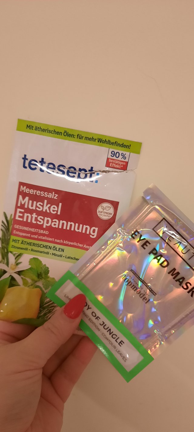 Denkowanie część druga :) Grudzień, kosmetyki w świątecznych opakowaniach lub w świątecznych kolorach: czerwonym, zielonym i złotym 