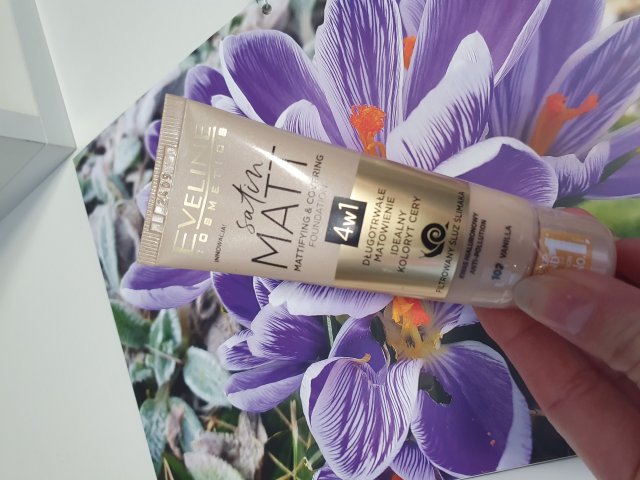 Wiosenna lekkość z produktem Eveline Satin Matt, Mattifying & Covering