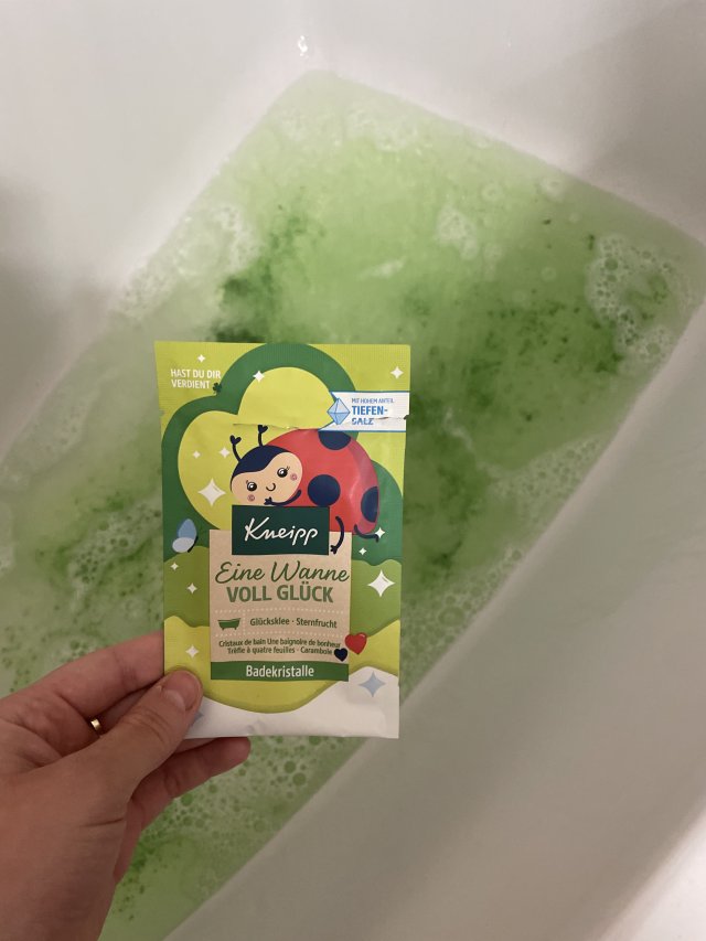 Denkowanie część druga :) Grudzień, kosmetyki w świątecznych opakowaniach lub w świątecznych kolorach: czerwonym, zielonym i złotym 