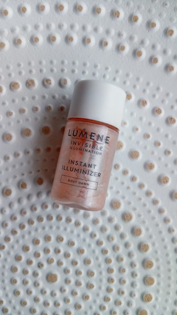 Lumene Invisible Illumination, Rozświetlacz z serum, Kolor Rosy Dawn