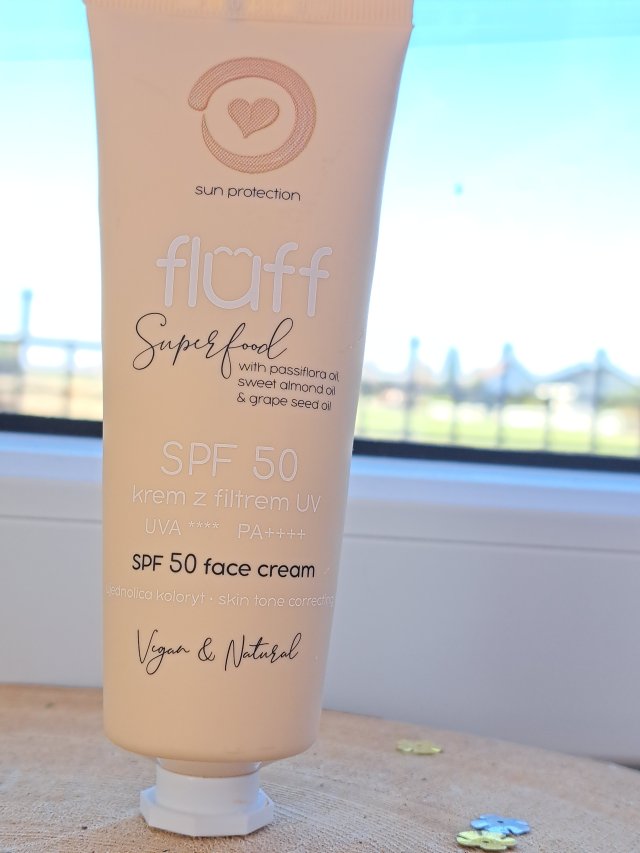 Fluff Superfood, Krem do twarzy, Z filtrem UV, SPF 50, Wyrównujący koloryt skóry