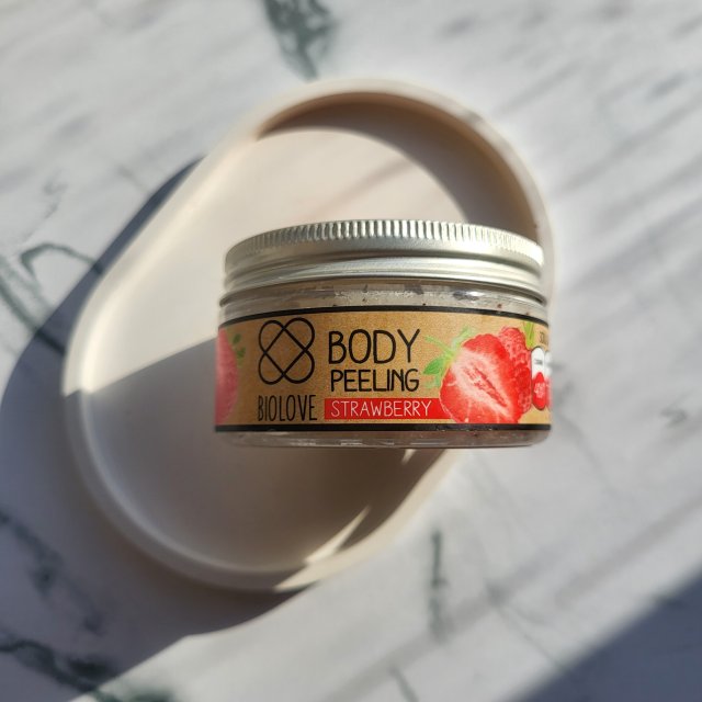Biolove Peeling do ciała, Truskawka