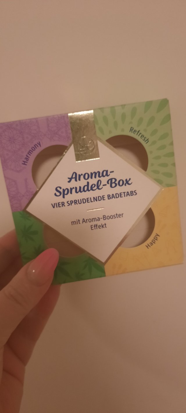 Denkowanie część druga :) Grudzień, kosmetyki w świątecznych opakowaniach lub w świątecznych kolorach: czerwonym, zielonym i złotym 