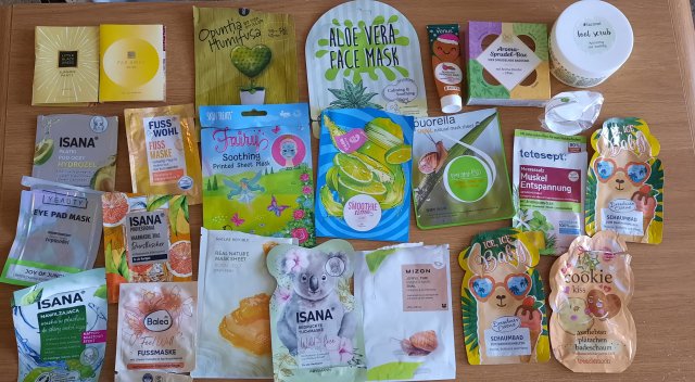 Denkowanie część druga :) Grudzień, kosmetyki w świątecznych opakowaniach lub w świątecznych kolorach: czerwonym, zielonym i złotym 