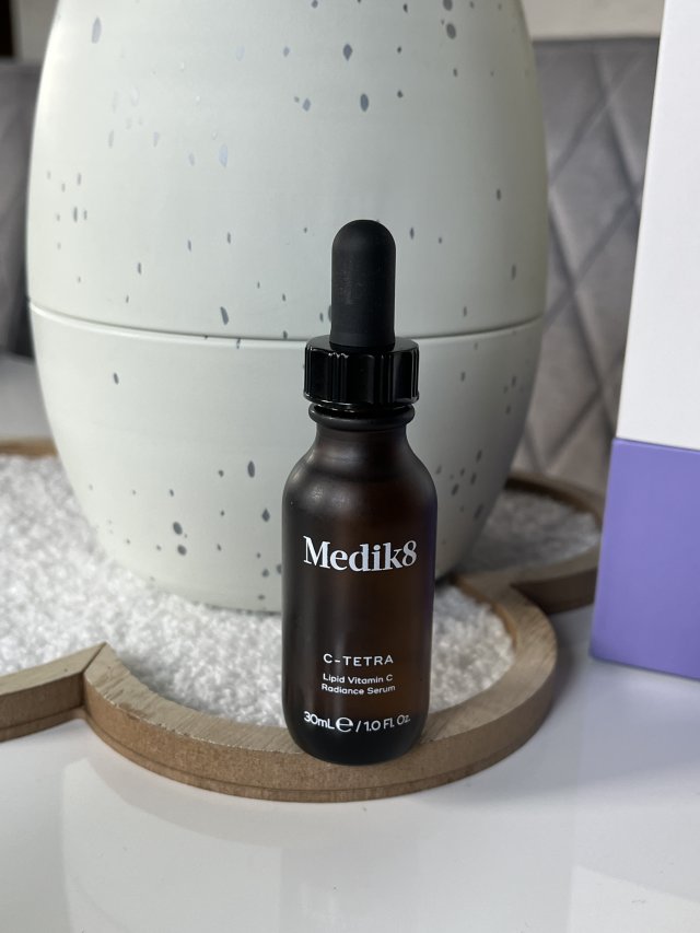 Medik8 C-Tetra, Lipidowe serum rozjaśniające z witaminą C
