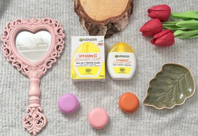 Garnier Vitamin C Wonder Tint, Fluid do twarzy, Barwiący, SPF 50+, Light 