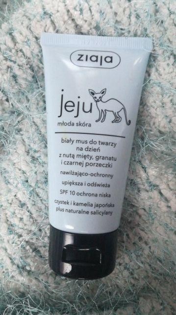 Ziaja Jeju, Młoda skóra, Biały mus do twarzy, Na dzień, Z nutą mięty, granatu i czarnej porzeczki, Nawilżająco-ochronny, SPF 10
