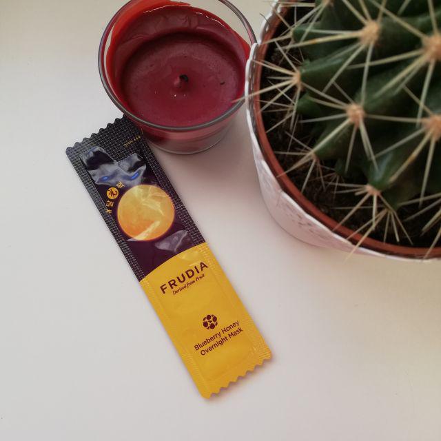Frudia maska całonocna z ekstraktem  jagód  i miodu.  
