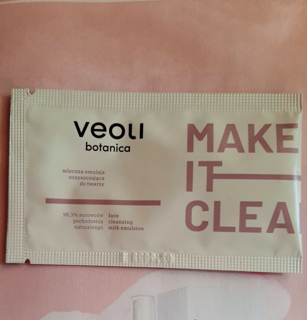 Veoli Botanica Emulsja do twarzy, Mleczna, Oczyszczająca