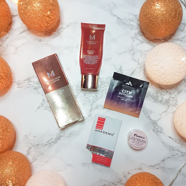 Zdenkowane czerwone kosmetyki