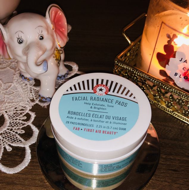 Płatki do twarzy  First Aid Beauty, Facial Radiance Pads