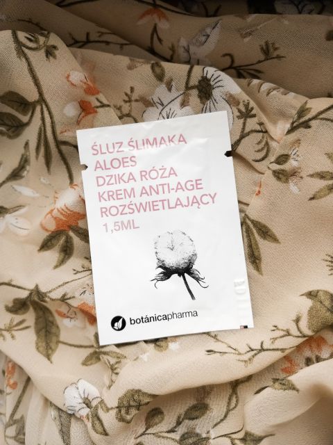 botánicapharma Krem do twarzy, Rozświetlający, Z wyciągiem ze śluzu ślimaka, aloesem i dziką różą