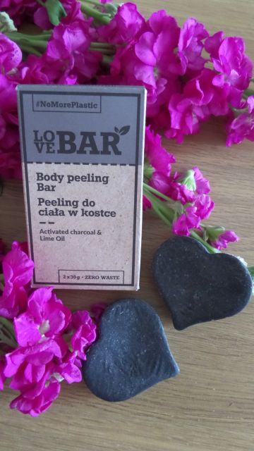 Love Bar Peeling do ciała w kostce, Activated Charcoal & Lime Oil