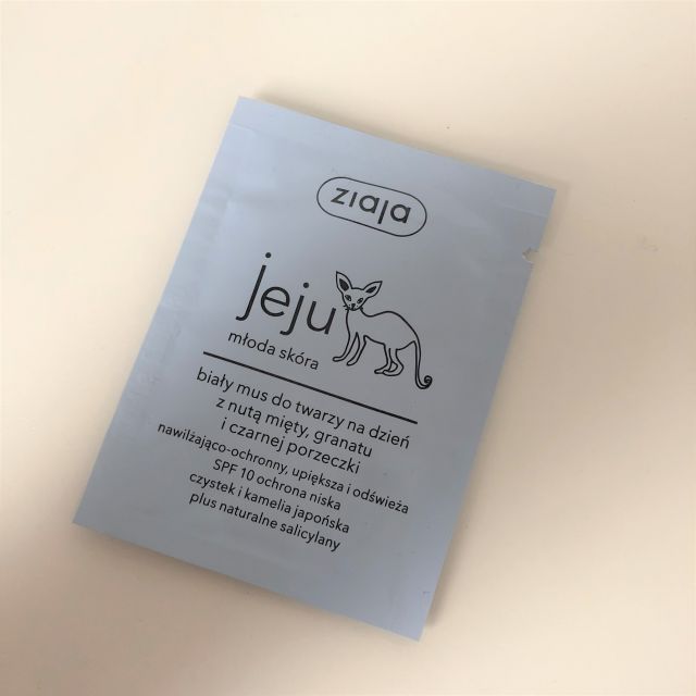 Ziaja Jeju, Młoda skóra, Biały mus do twarzy, Na dzień, Z nutą mięty, granatu i czarnej porzeczki, Nawilżająco-ochronny, SPF 10