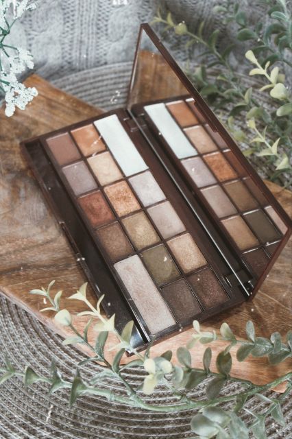 Makeup Revolution  (I Heart Revolution) - Golden Bar Eyeshadow Palette