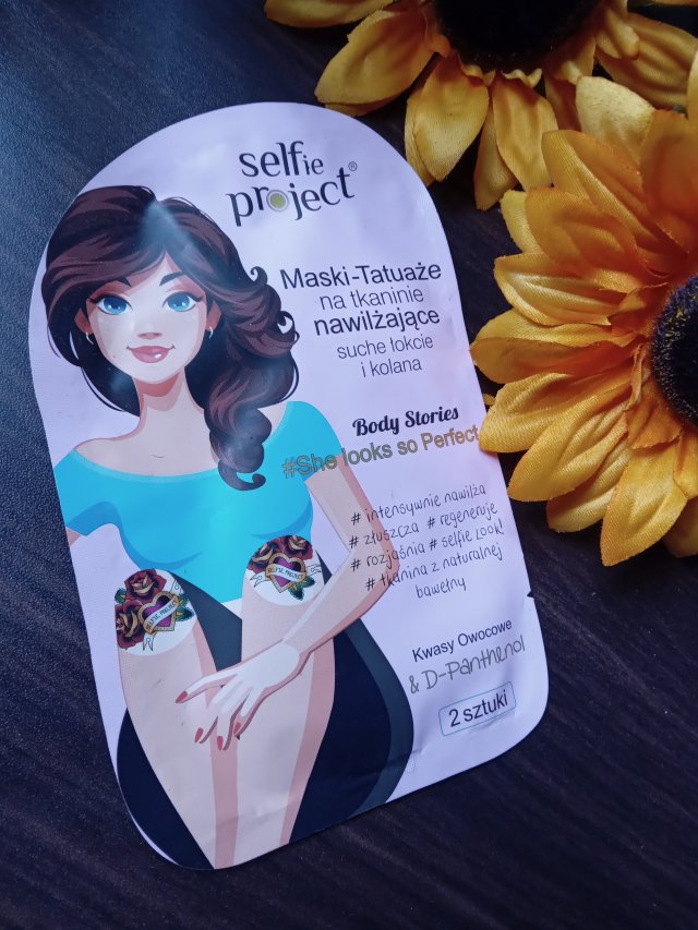 Selfie Project Body Stories, #She looks so Perfect, Maska-tatuaż na tkaninie, Nawilżająca, Suche kolana i łokcie