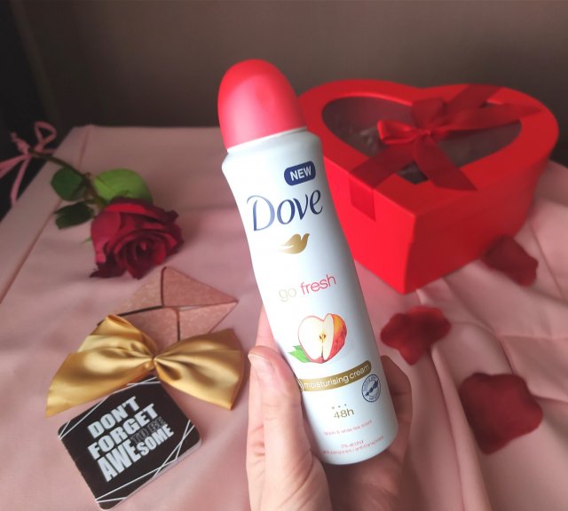 Dove Antyperspirant w sprayu, Go Fresh, Apple & White Tea