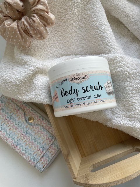 Peeling do ciała lekki kokosowy tort Nacomi