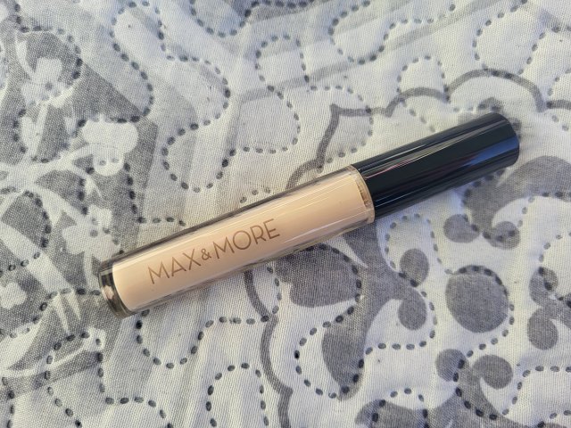Max&More Korektor do twarzy, nr 104 Light Sand 