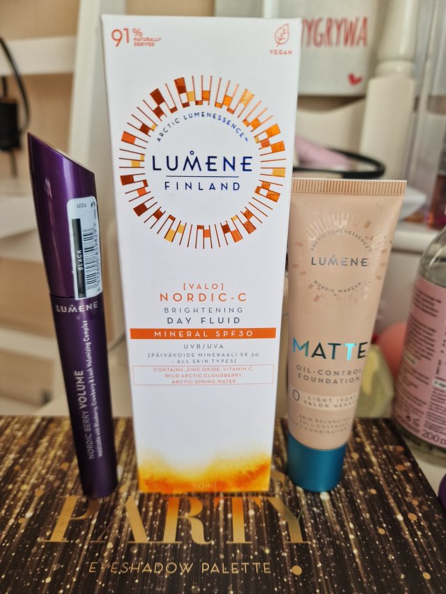 Lumene [Valo] Nordic - C, Brightening Day Fluid, Fluid mineralny, Rozjaśniający, Na dzień 