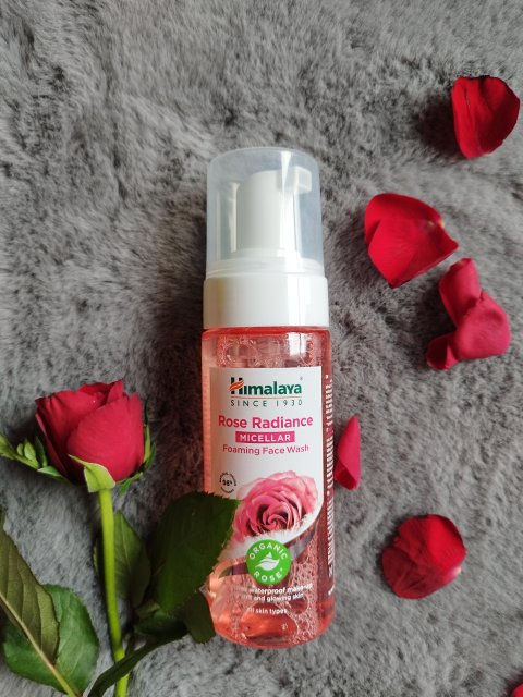 Himalaya Herbals Rozświetlająca micelarna pianka do mycia twarzy z organiczną różą