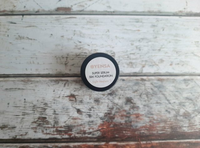 Yensa Super Serum Silk Foundation, Podkład nawilżający z peptydami, odcień light medium 1