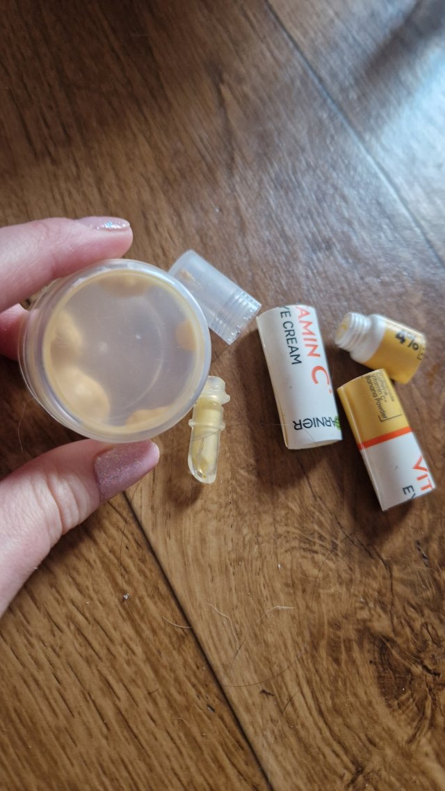 Garnier Skin Naturals, Vitamin C, Krem pod oczy, 4% Niacynamid, kofeina, witamina Cg, puder bananowy, Rozświetlający 