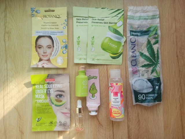 Denkowanie część druga :) Grudzień, kosmetyki w świątecznych opakowaniach lub w świątecznych kolorach: czerwonym, zielonym i złotym 