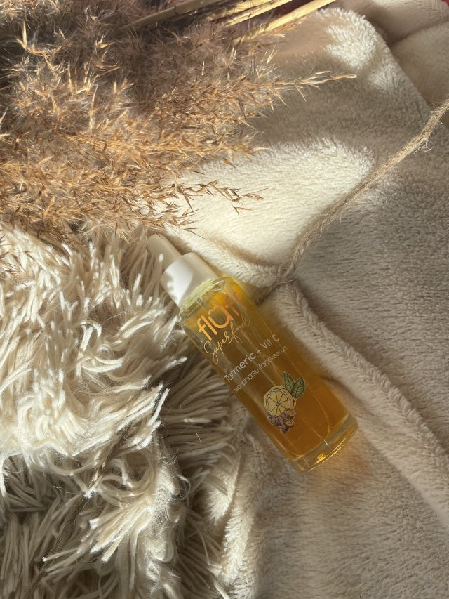 Fluff Superfood, Serum do twarzy, Z kurkumą i witaminą C naturalnego pochodzenia 