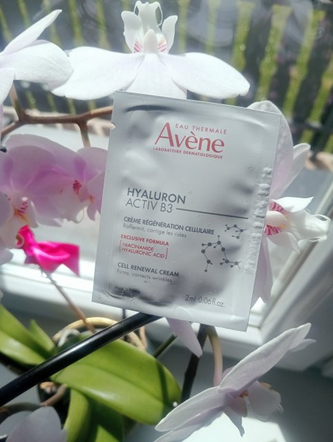 Avène Hyaluron Activ B3, Krem do twarzy, Odbudowujący komórki, Niacynamid i kwas hialuronowy