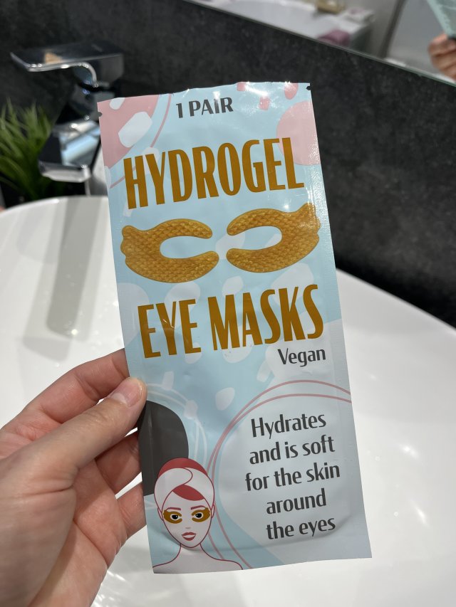 Denkowanie część druga :) Grudzień, kosmetyki w świątecznych opakowaniach lub w świątecznych kolorach: czerwonym, zielonym i złotym 