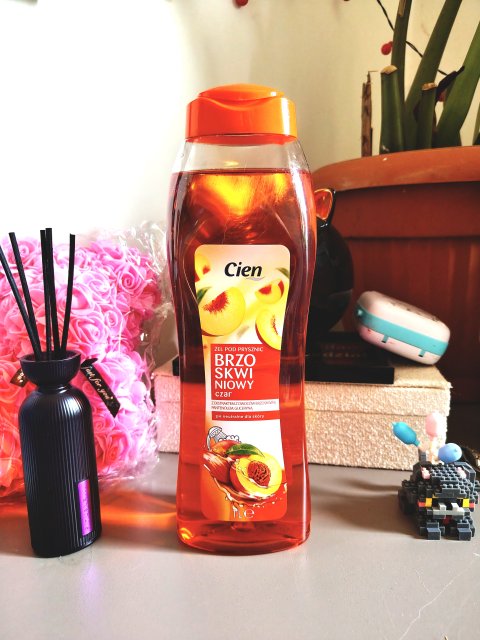 Cien Żel pod prysznic, Brzoskwiniowy czar, Ekstrakt z brzoskwini i kwiatu pomarańczy, gliceryna