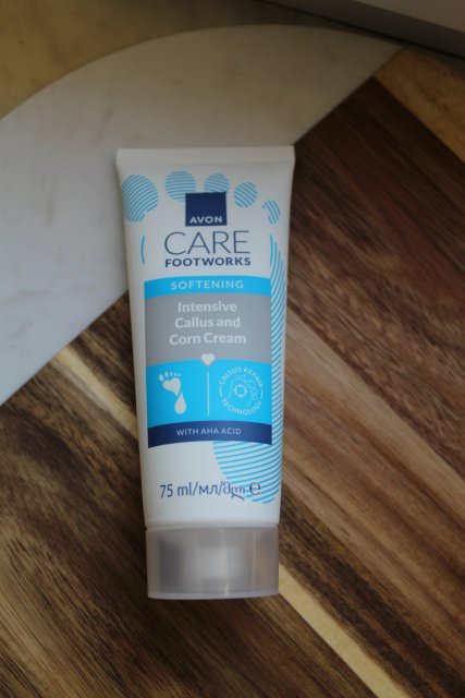 Avon Foot Works, Krem do stóp, Zmiękczający zrogowacenia i odciski, Z kwasami AHA