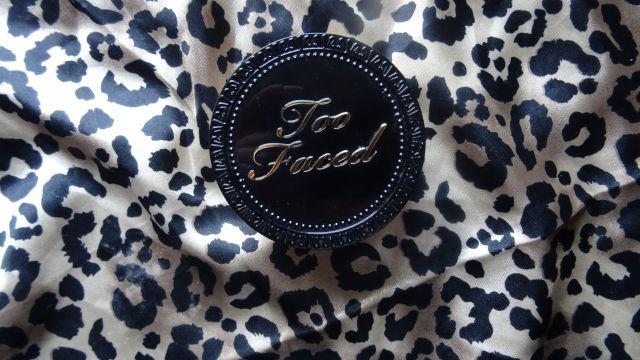 Too Faced Born This Way, Puder do twarzy, Transculent