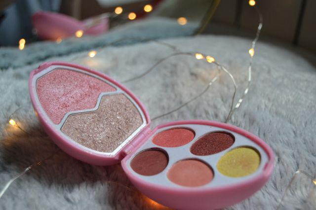 Makeup Revolution I Heart Revolution, Paletka cieni i rozświetlaczy, Easter Egg, Flamingo
