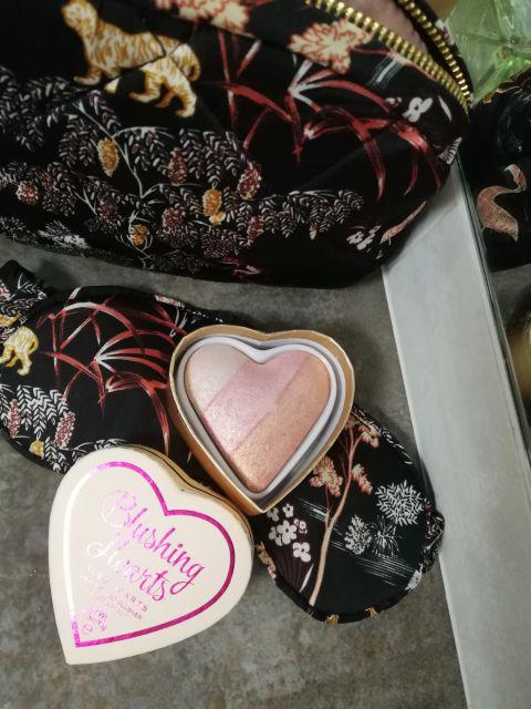 I heart revolution Blushing Hearts róż do policzków 