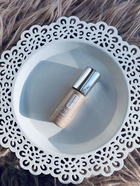 Clinique Even Better™ Glow Light Reflecting Makeup, Podkład do twarzy, nr 52 Neutral