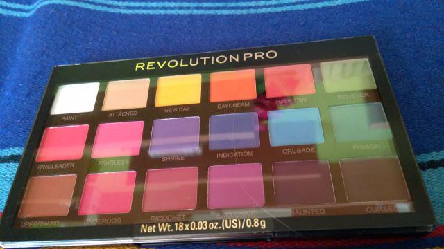 Makeup Revolution paleta kolorowych cieni do powiek.