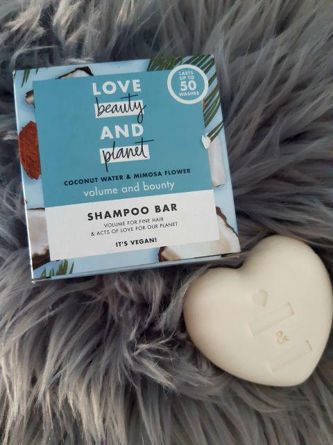 Love Beauty and Planet Szampon do włosów w kostce, Coconut Water & Mimosa Flower, Volume & Bounty