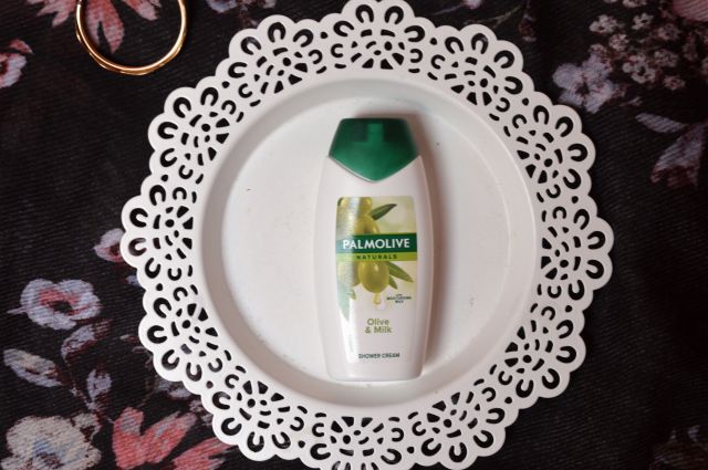 Palmolive Naturals, Kremowy żel pod prysznic, Oliwka i Mleczko Nawilżające