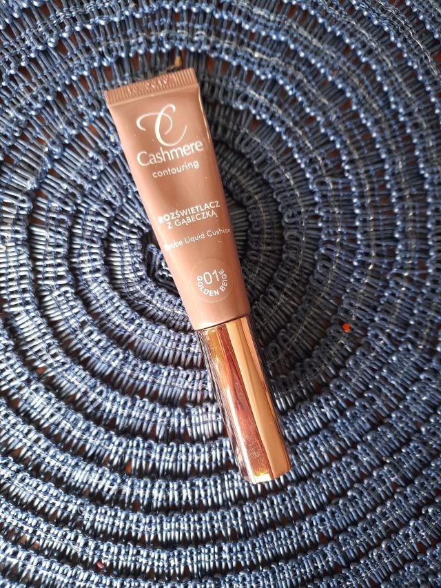 Cashmere Rozświetlacz do twarzy z gąbeczką, Contouring, nr 01 Golden Beige