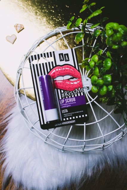 AA #kiss me, Lip Scrub, Pomadka do ust z peelingiem, Winogronowa